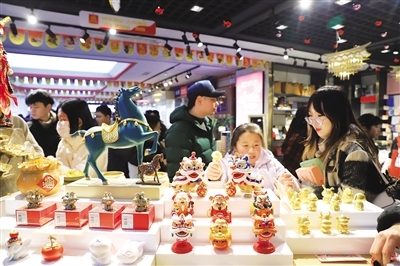 ▲游客精心选购“南昌礼物”。