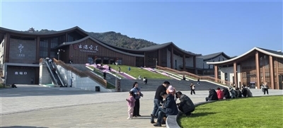 游客在索道下站