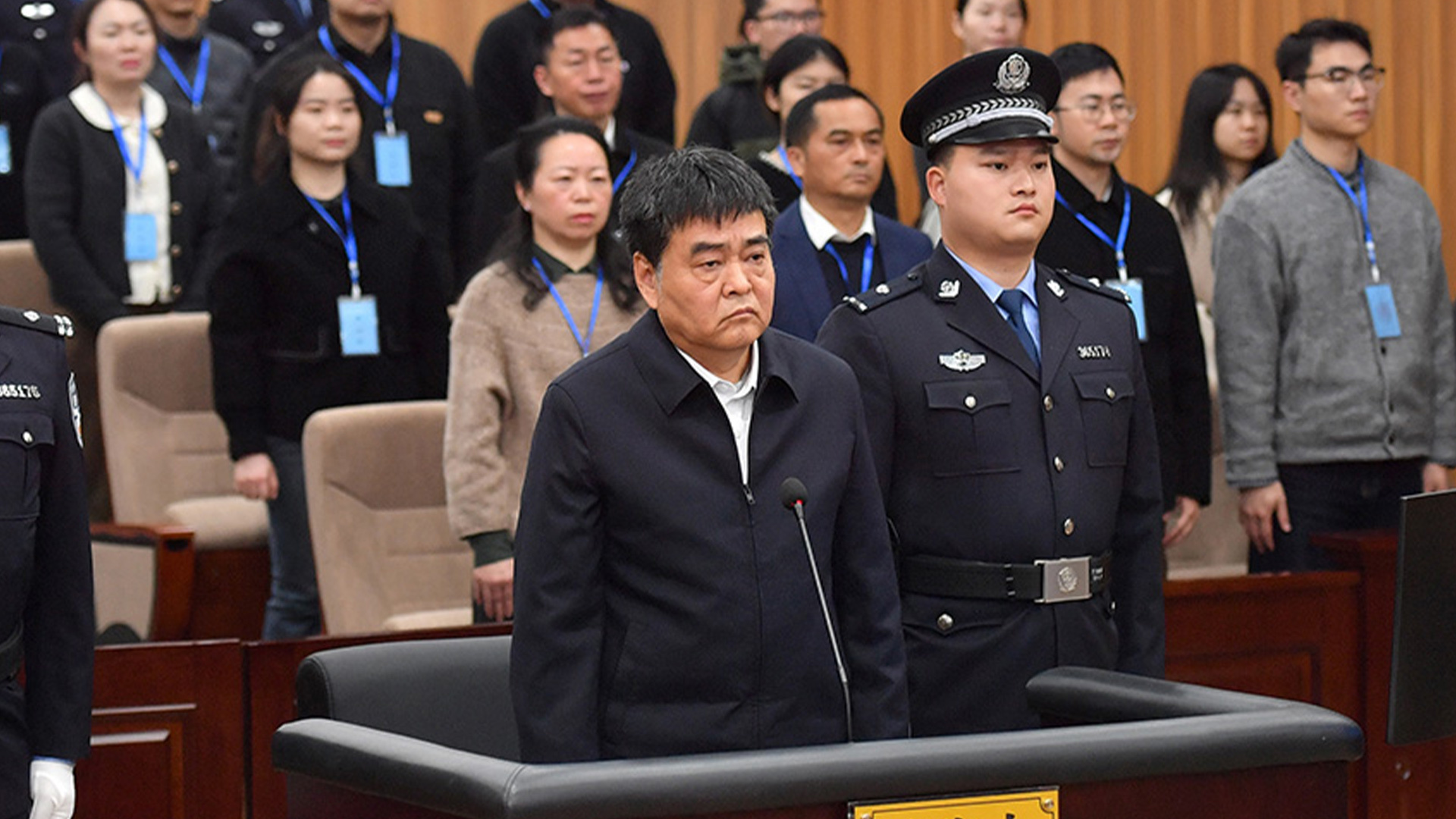 “靠烟吃烟”，受贿3407万余元，国家烟草专卖局原党组成员、副局长张天峰被判12年