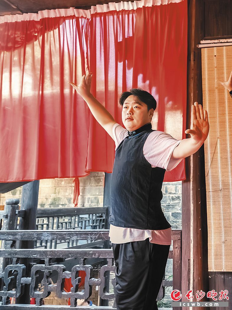 台上一分钟,台下十年功。练功是王启发每天的必修课。 均为长沙晚报全媒体记者 陈飞 摄