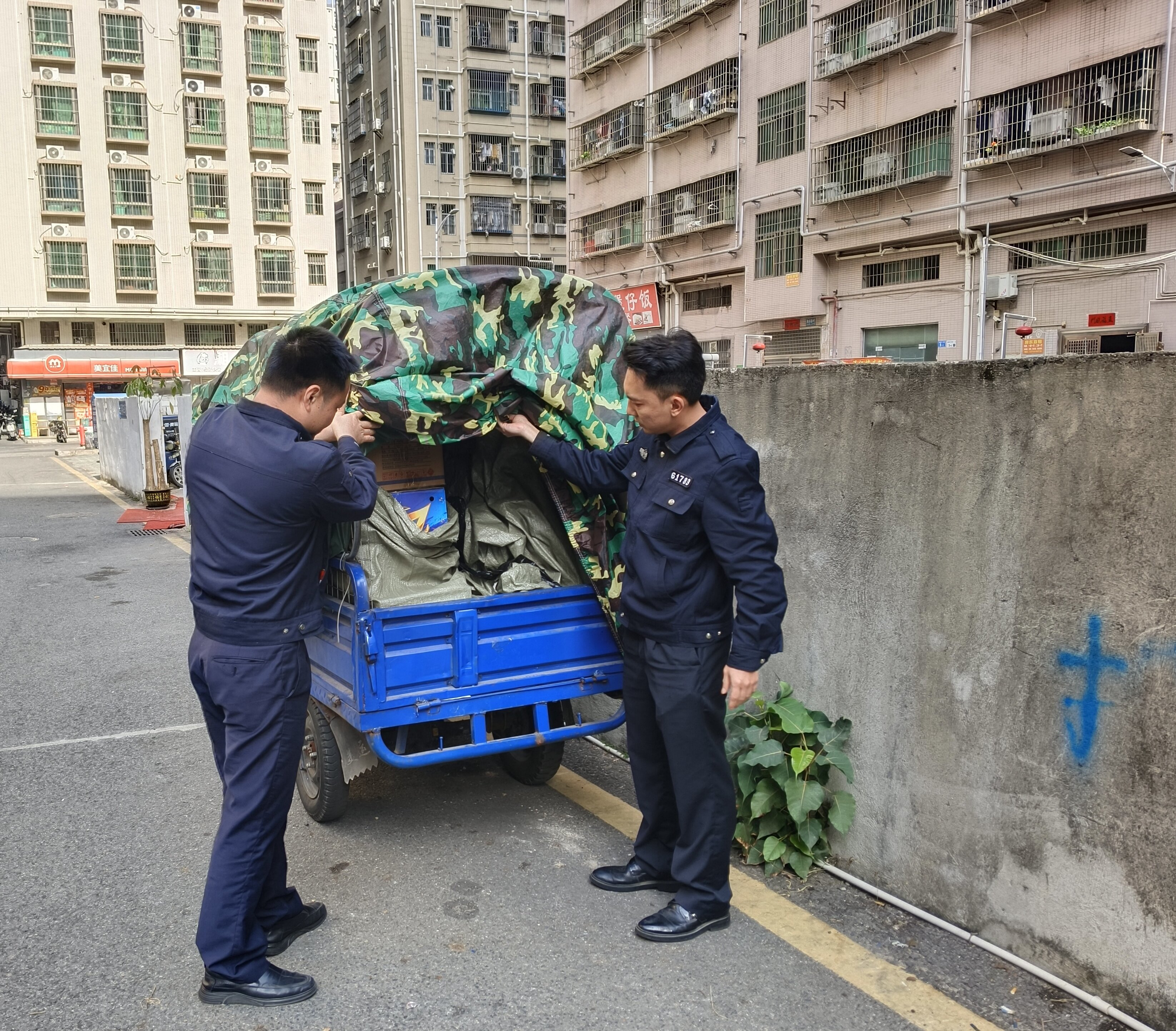 西乡网格员用“敬业福”换取群众“平安福”