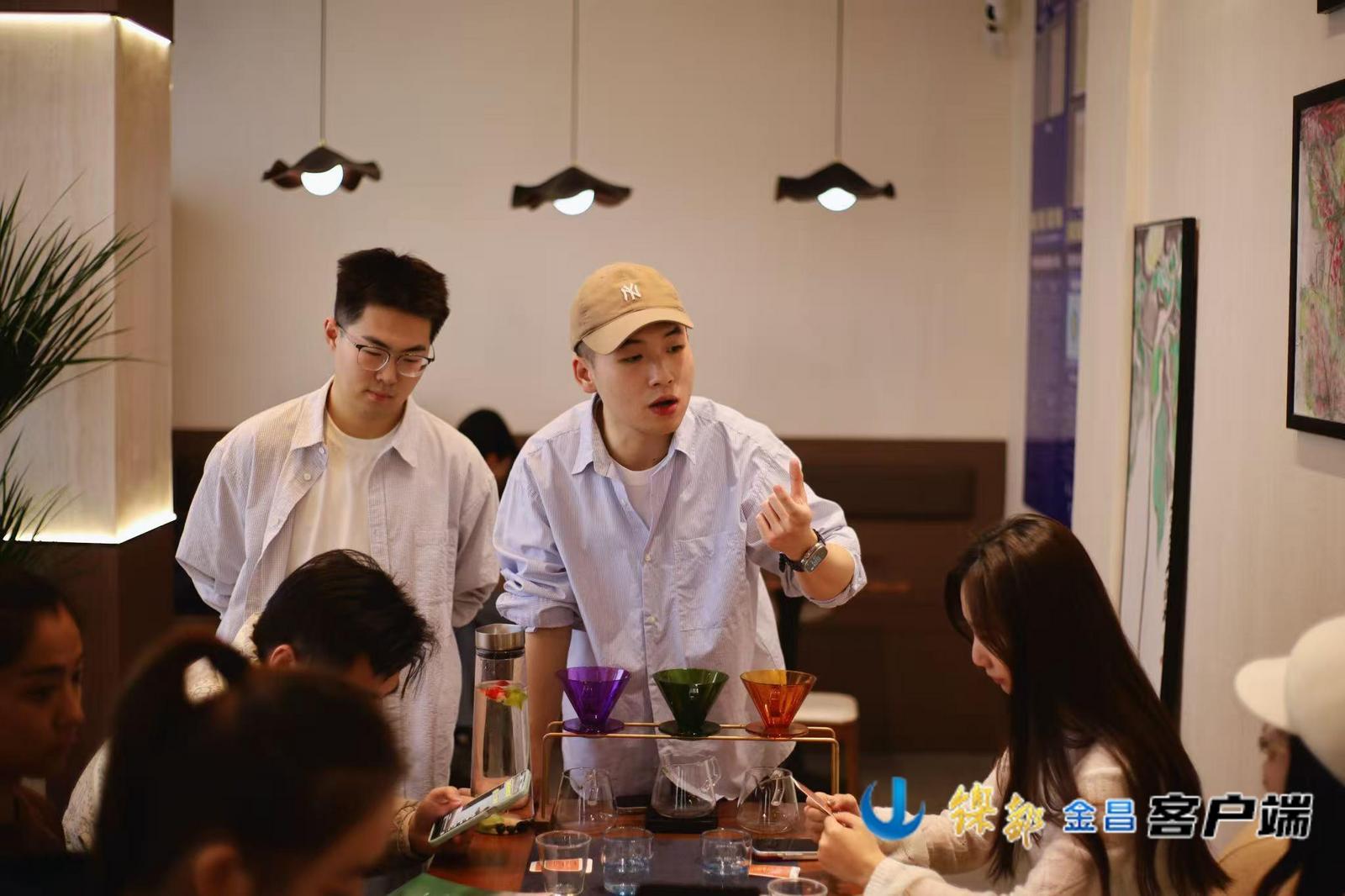 △大树咖啡店举办咖啡交流会，金昌的咖啡爱好者踊跃参与。