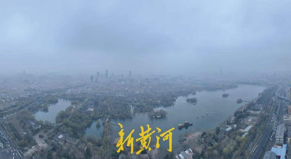 一年四季 泉在济南丨大明湖畔春雾朦胧，宛如写意山水画