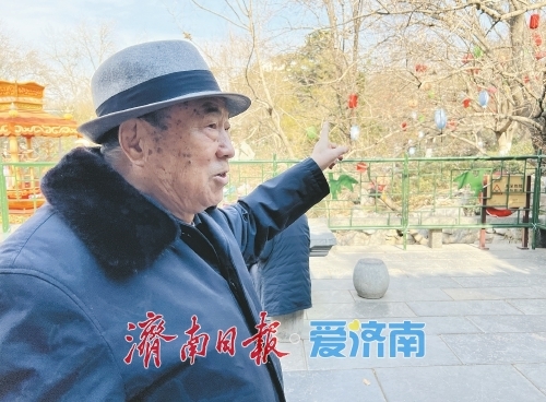 贾祥云在现场讲述灯会历史