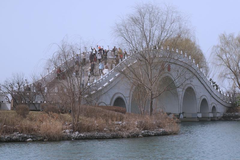 鹊桥上游人如织。