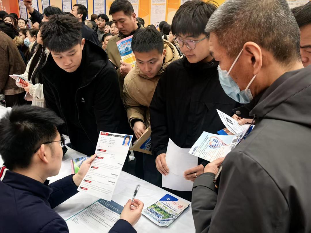 求职者在企业展位了解岗位信息、投递简历