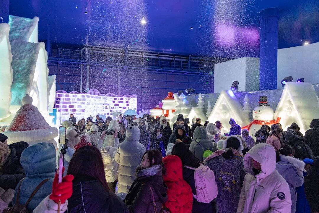 10 室内馆游客.jpg