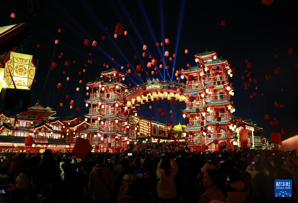 2月20日,游客在河北省唐山市丰南区河头老街游玩。