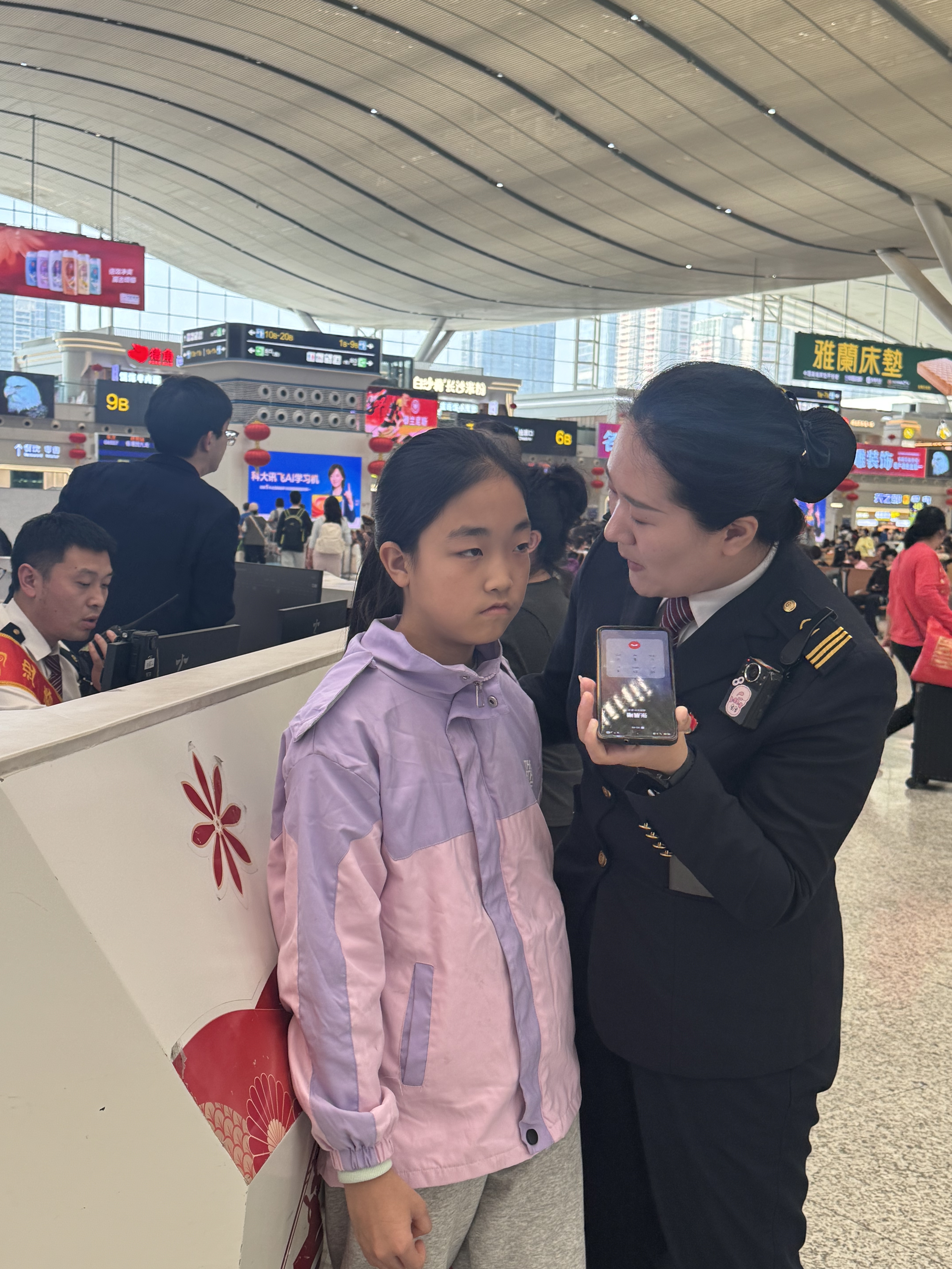 微光成炬，照亮归途 ——深圳北站春运人物群像纪实