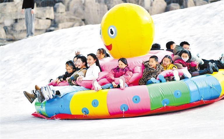 临夏市公园各类冰雪娱乐项目为孩子们的寒假生活增添乐趣　新甘肃&middot;甘肃日报记者　马伊星