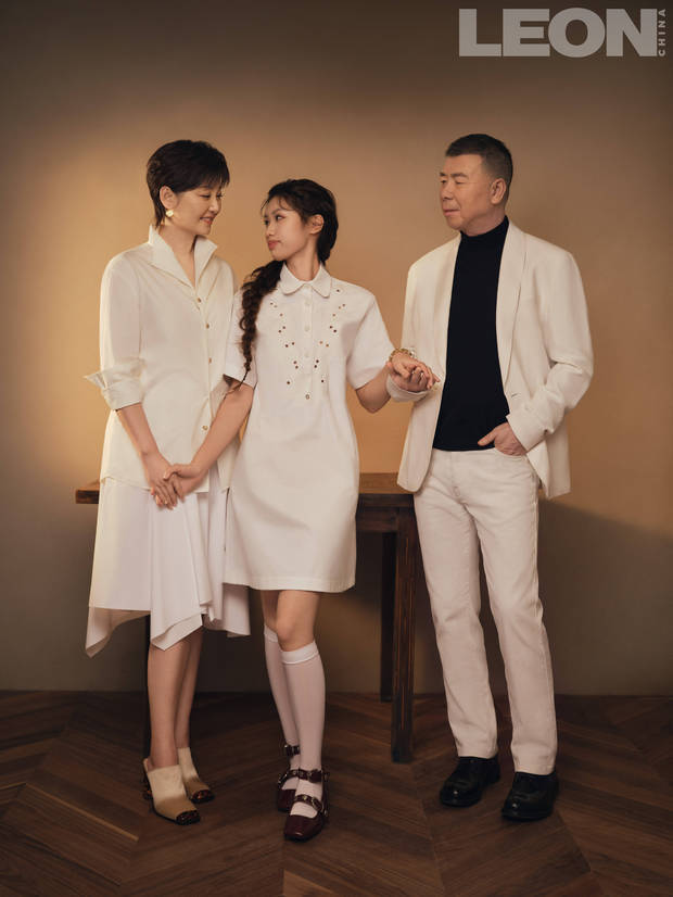 一家人互动很有爱。