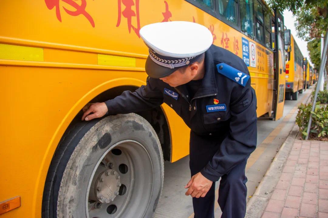 严把安全关 中山民众街道56辆校车“体检”迎开学