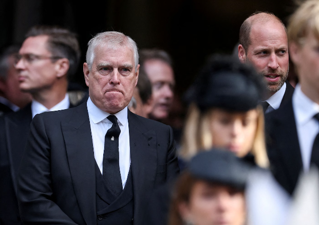 护犊的妈、强硬的哥、零容忍的侄…安德鲁王子丑闻撕裂英王室