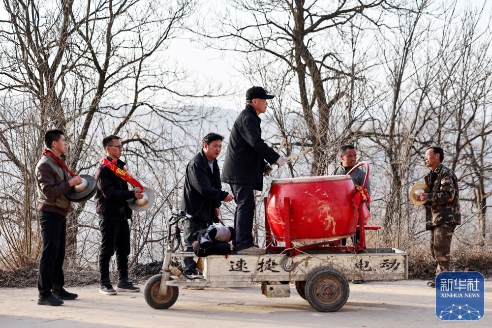 2月21日,在甘肃省静宁县贾河乡侯山村,村民在敲锣打鼓。