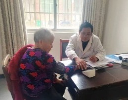  
为护一方安康 鄱阳县村医胡德中除夕仍坚守岗位