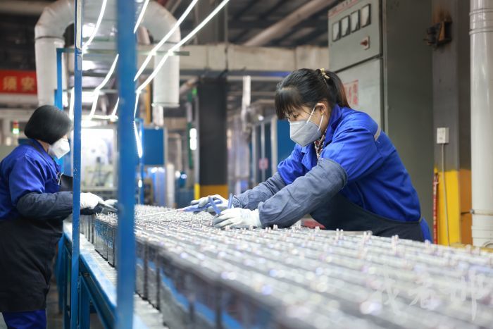 工人在永旭电源有限公司电池组装车间工作。李世强摄