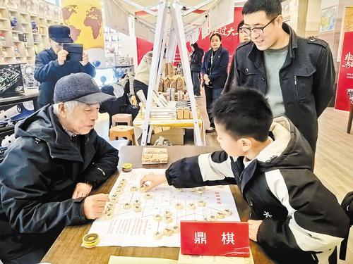 2月20日,市民在保定市新华书店体验鼎棋。本报记者 肖 煜摄