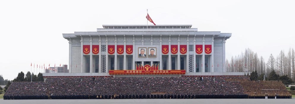 金正恩率新领导班子参谒锦绣山太阳宫