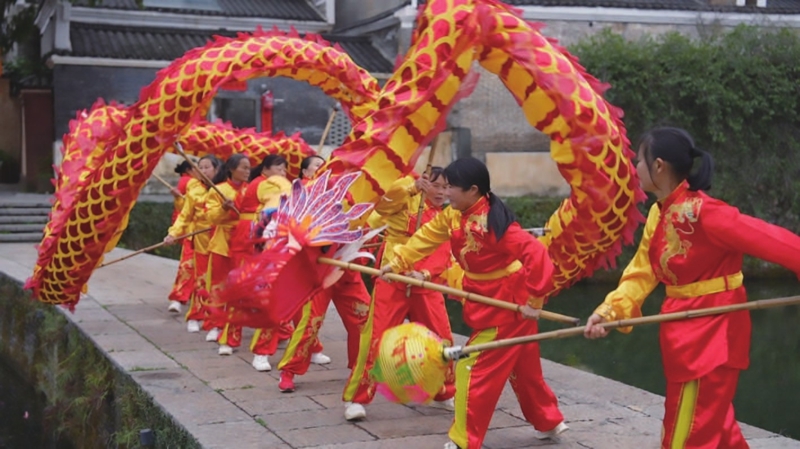 春节期间，吉州区钓源古村的新春开运庙会持续上演。游客们游古村、赏非遗、逛庙会，感受浓浓的烟火气和年俗味。 全媒体记者熊瑄 摄