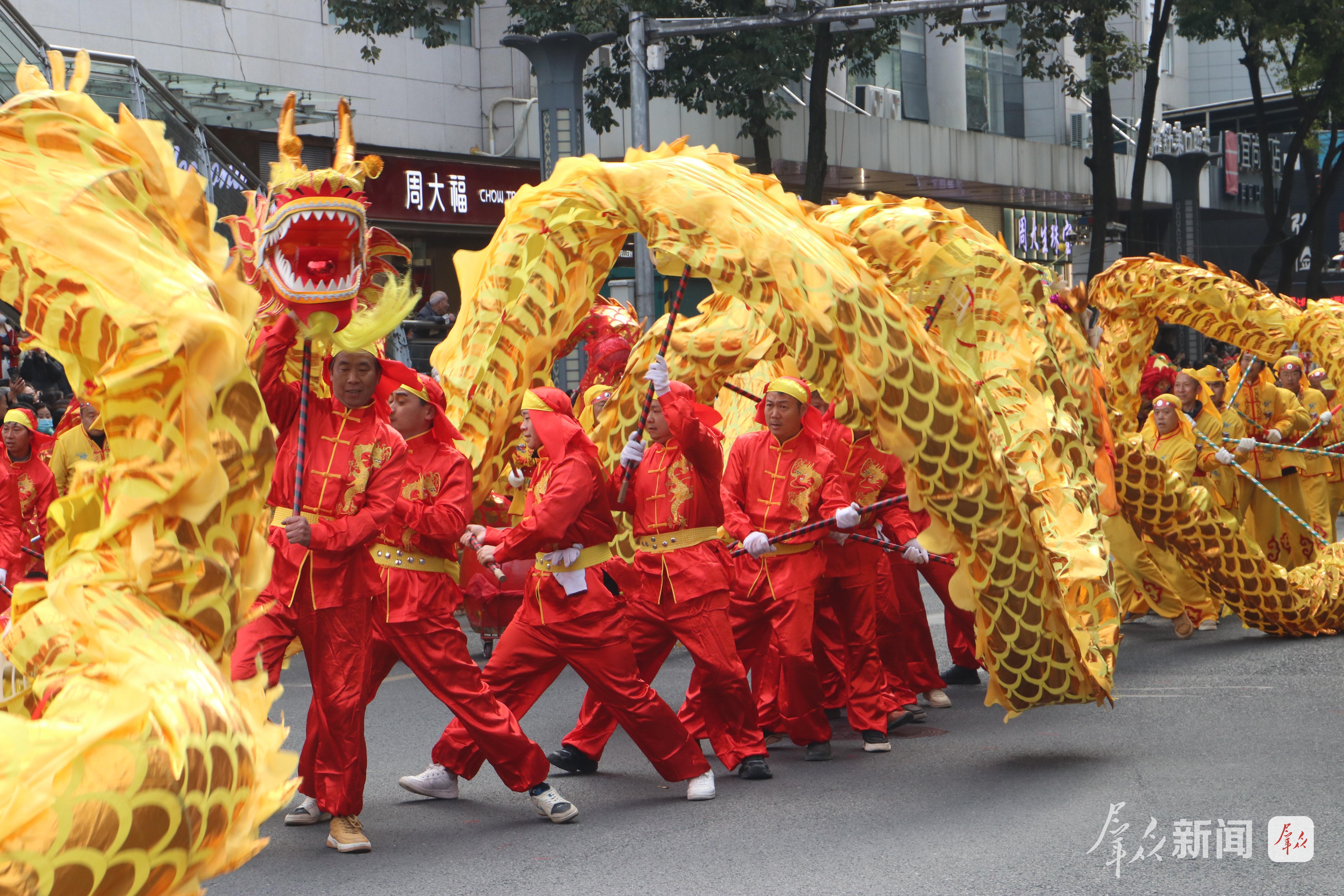 2月27日,演员在社火巡游中进行舞龙表演。