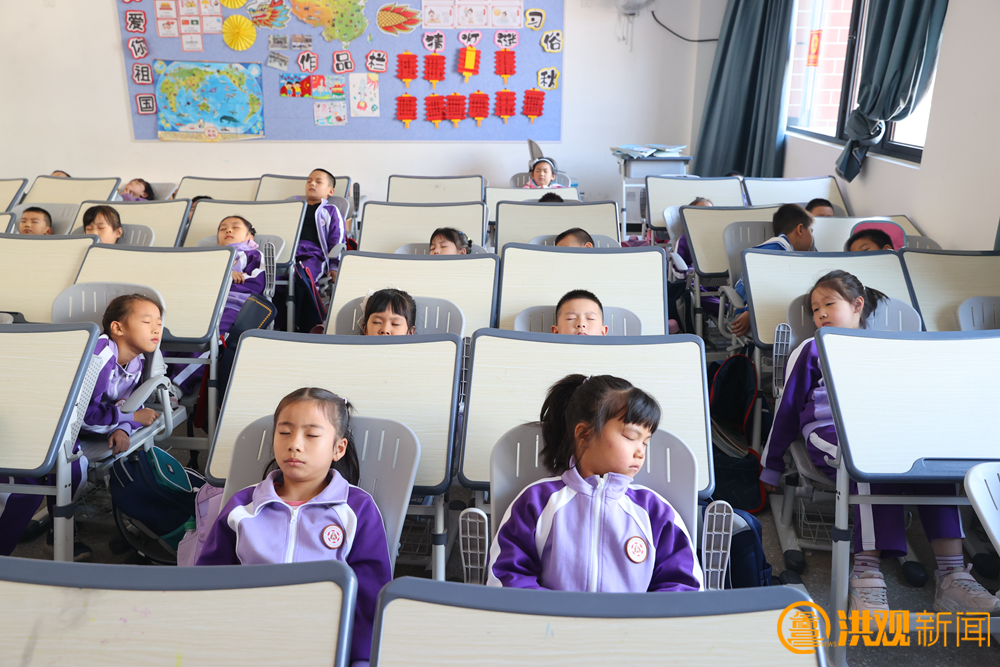 “可躺式”课桌椅进校园(资料图)