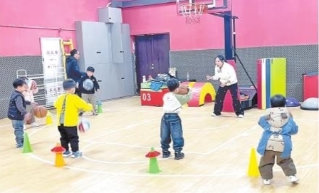孩子们在馆内体能训练。江西日报全媒体记者 侯艺松摄