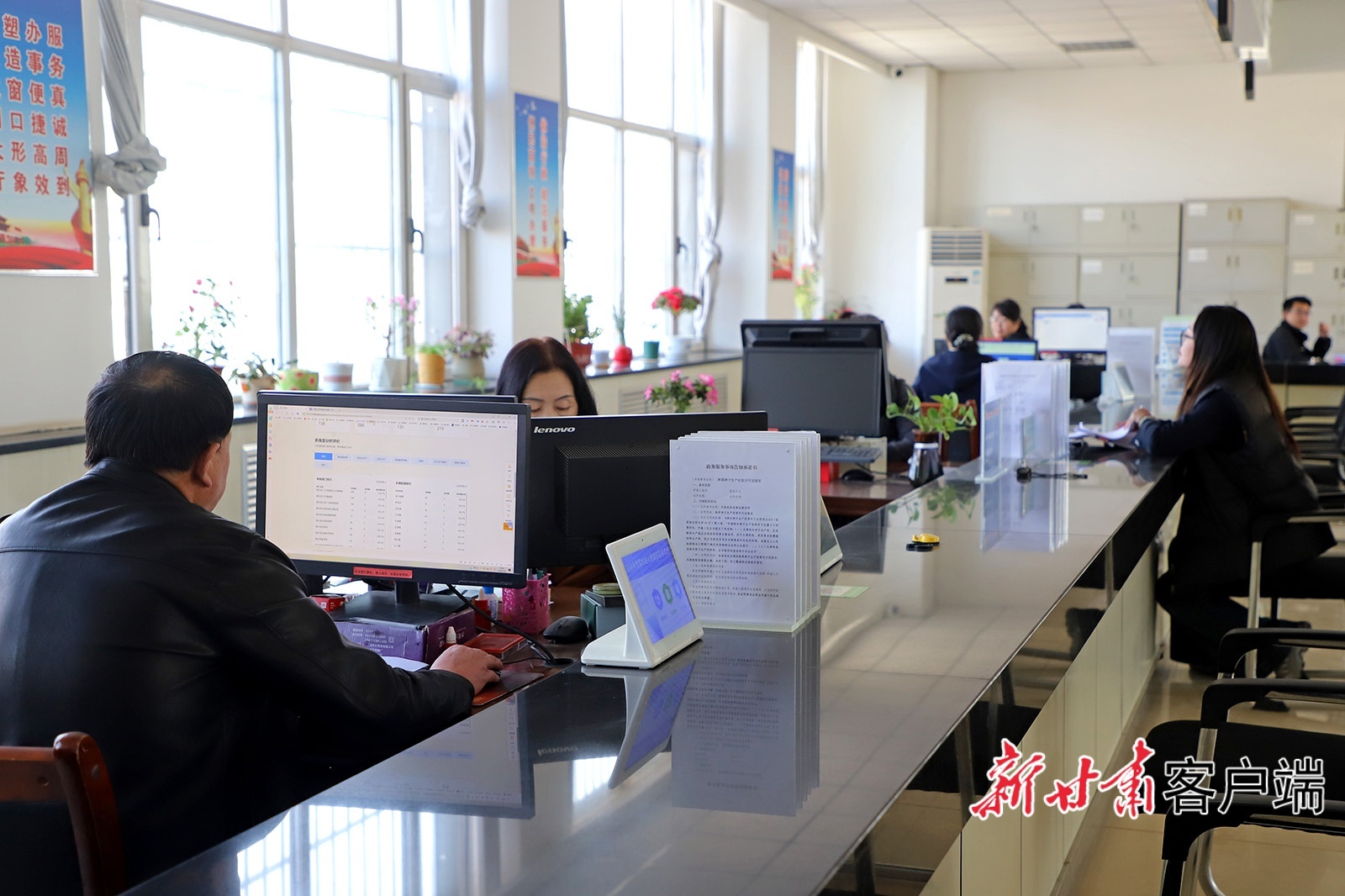 2月24日,清水县政务服务中心各窗口全面开放、正常运行。工作人员提前到岗、精神饱满,政务大厅环境整洁、秩序井然,处处呈现出高效便民的良好工作景象。新甘肃·甘肃日报通讯员 雷金锋 牛启坤