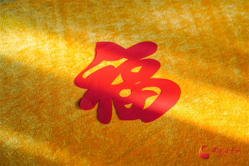 红纸剪春韵　窗花映新年