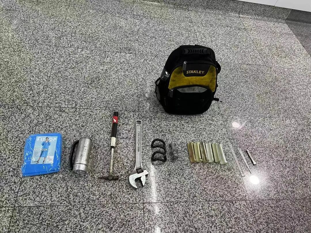 凌晨的地铁轨道，他们徒步三个多小时……