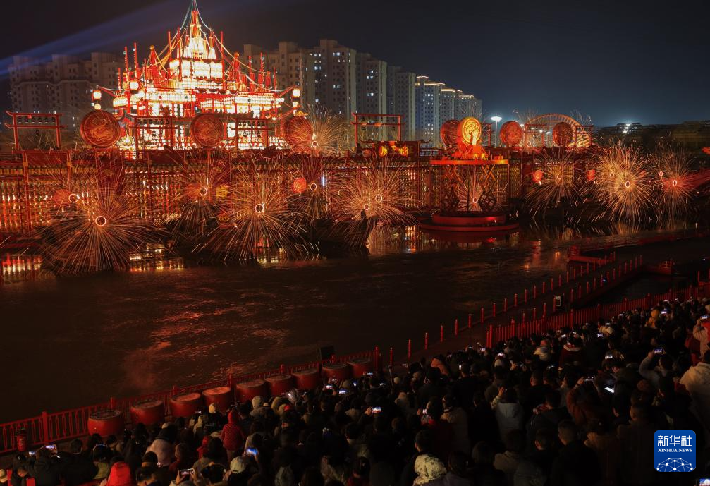 2月20日,民间艺人在河北省唐山市丰南区河头老街为游客表演“打树花”(无人机照片)。