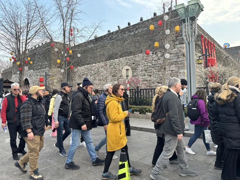 2月19日，众多外国游客在中华门游览。