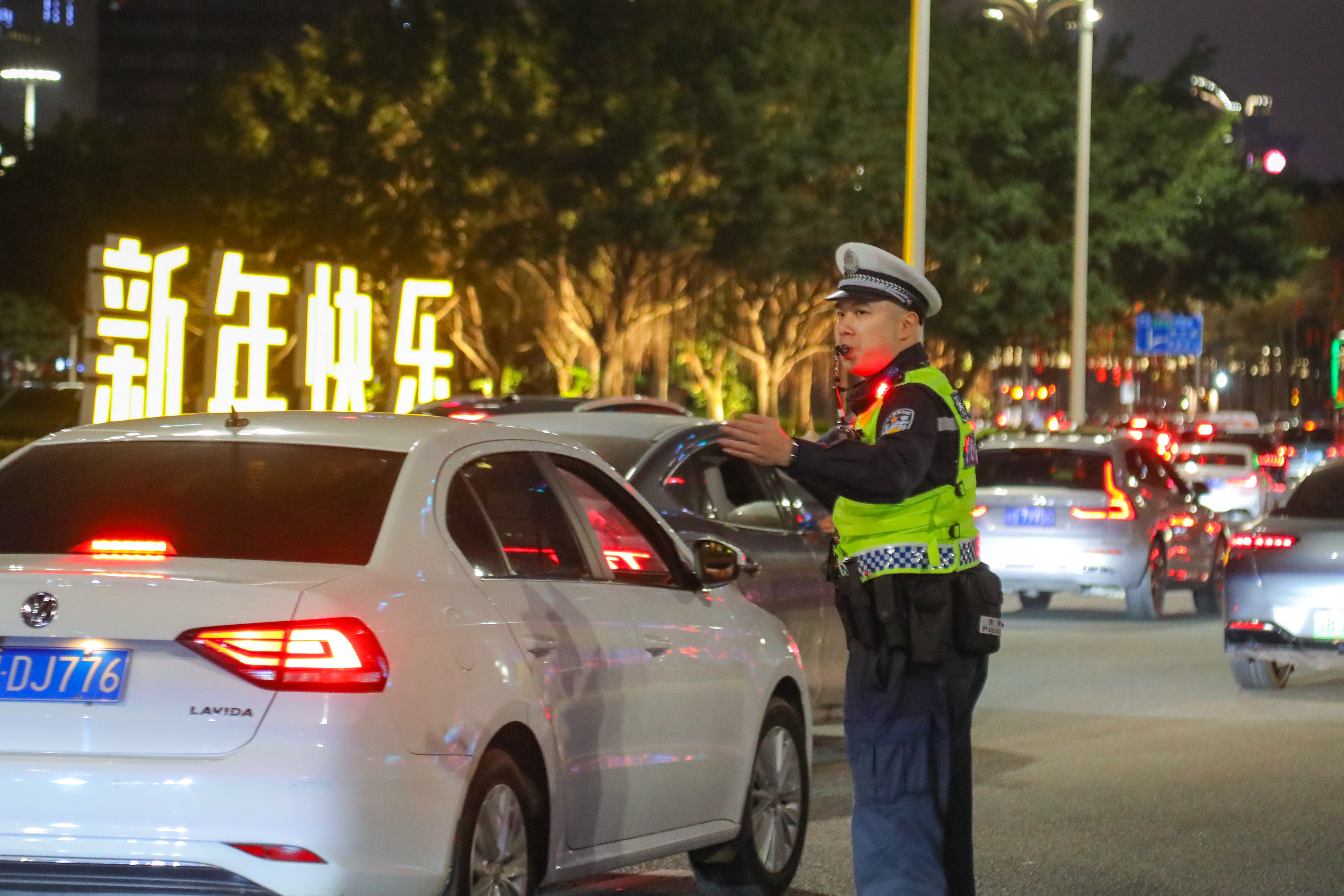 深圳公安多措并举确保市民平安度过喜庆春节