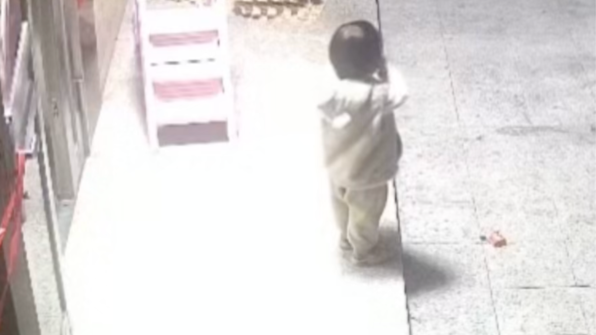 揪心！妈妈带着孩子玩摔炮，转身离开的瞬间，孩子竟把摔炮当成糖果塞进嘴里，鞭炮在口中炸出火花