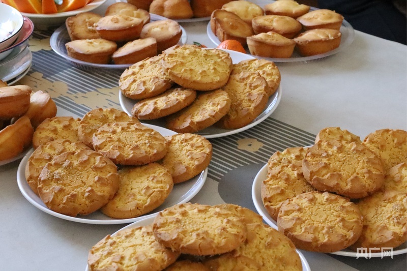 王建元家中制作的酥饼(央广网记者 魏晋雪 摄)
