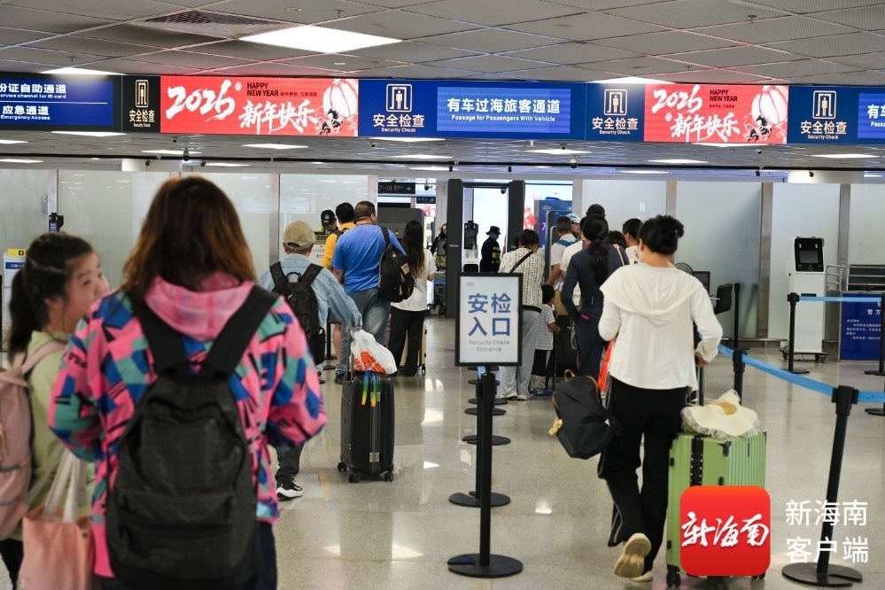旅客有序通过安检入口。记者 李厚青 摄