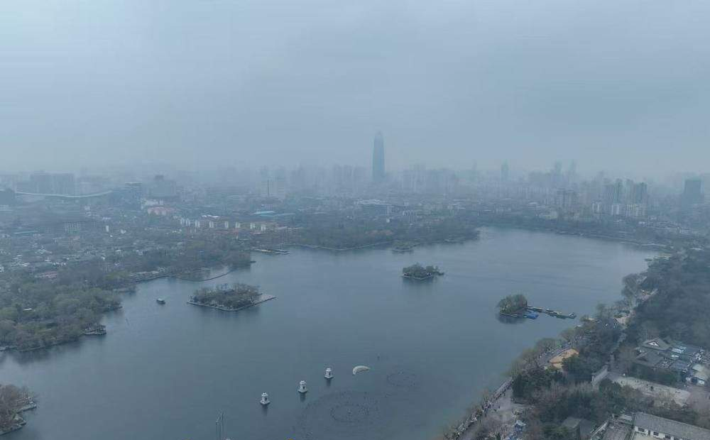 大明湖畔春雾朦胧，宛如写意山水画