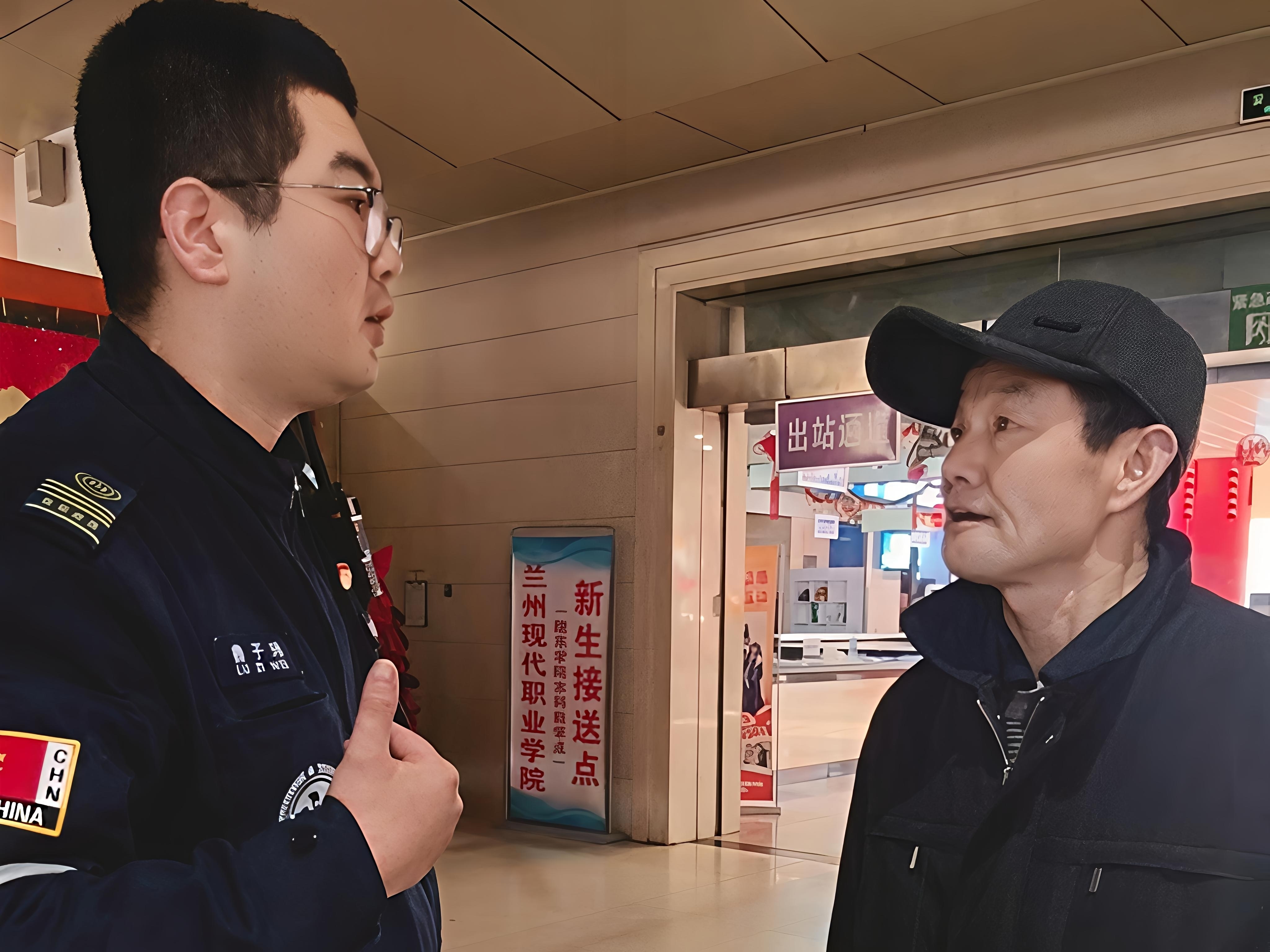 志愿者帮助老人毛春礼查询车辆