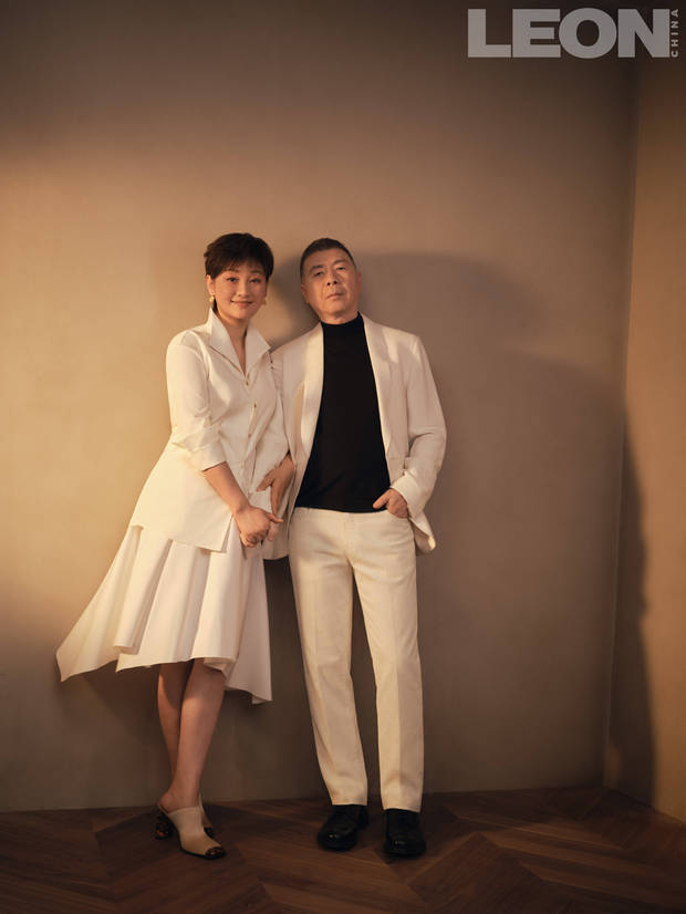 徐帆冯小刚亲密挽手，夫妻感情超好。