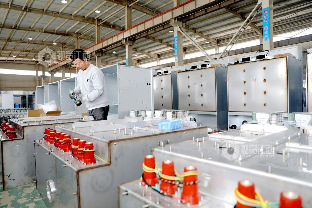 2026年2月25日,江西省吉安市峡江县城南工业园区一电器企业生产车间,工人在赶制变压器订单。