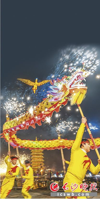 长沙铜官窑古镇的“天马+舞火龙”组合展开表演。长沙晚报全媒体记者 周数邑 通讯员 叶友朋 冷文娟 摄影报道