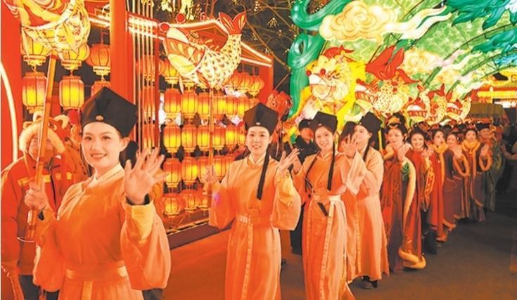 敦煌夜市鱼灯表演　新甘肃&middot;甘肃日报通讯员　张晓亮