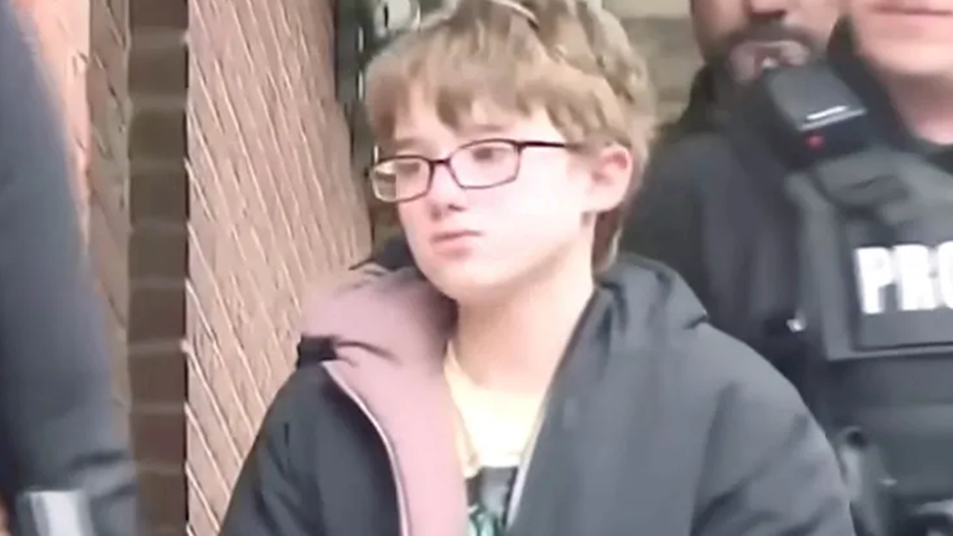 只因养父没收游戏机，美国11岁男孩开枪将其“爆头”，当天养父母刚为他唱了生日快乐歌