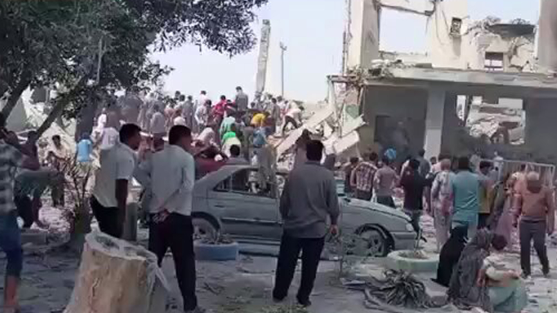 伊朗一女子小学遇袭，已致51死60伤，遇难者年龄大多在7岁至12岁之间