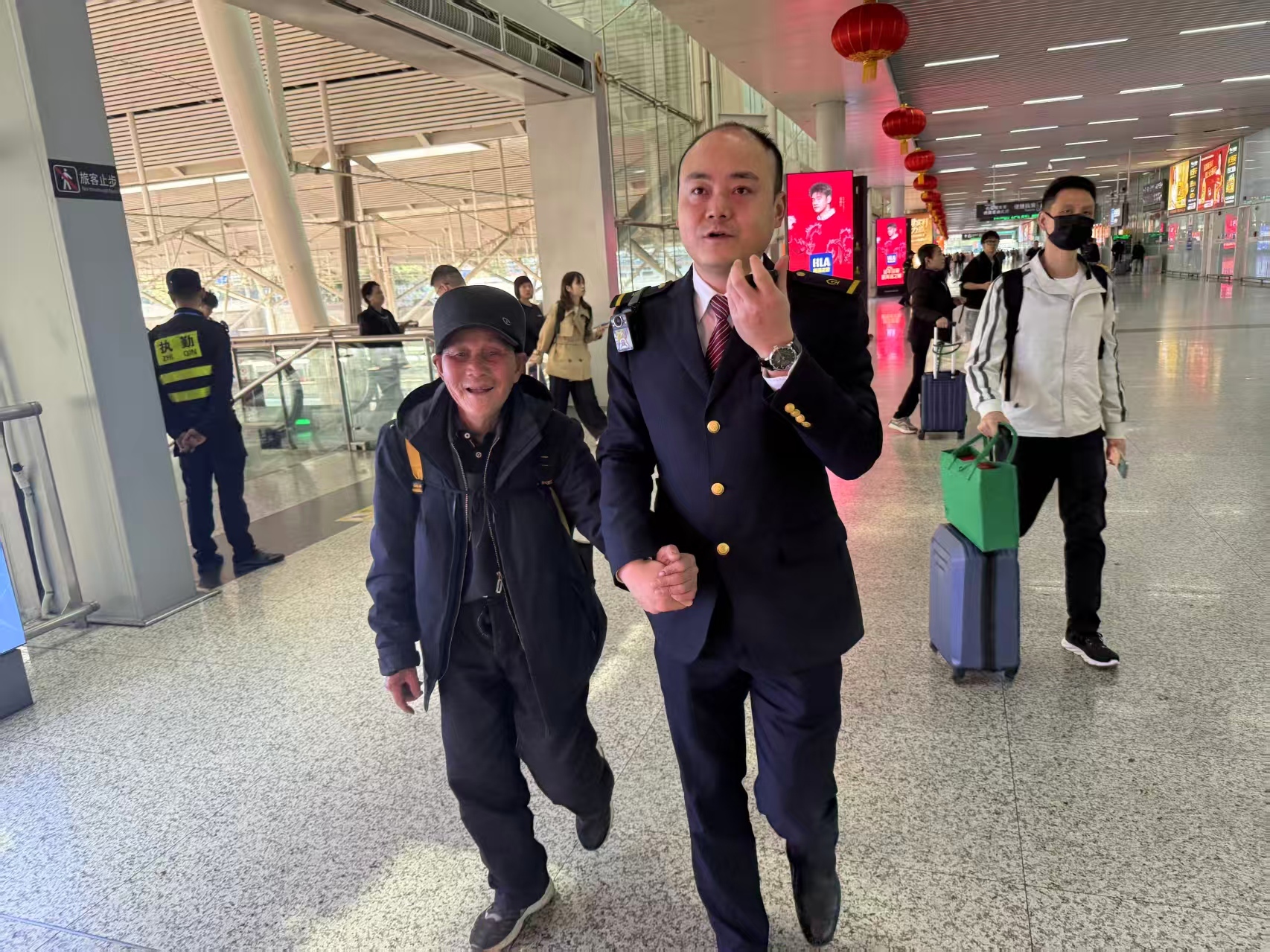 微光成炬，照亮归途 ——深圳北站春运人物群像纪实