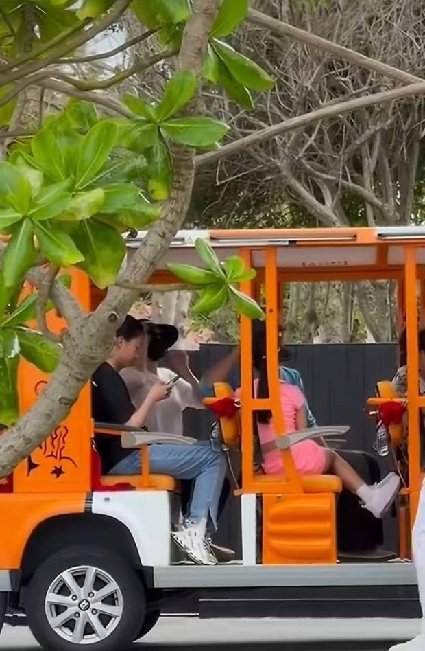 醒醒回头与后排章子怡交流。