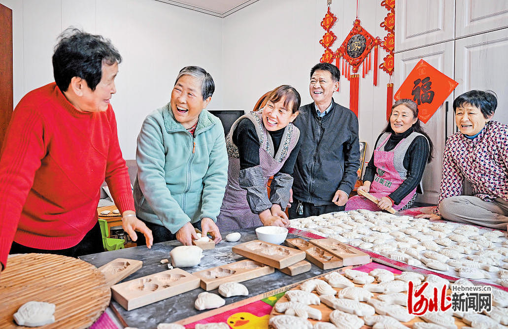 2月8日,张瑞霞(右一)和邻里乡亲一起制作面花。