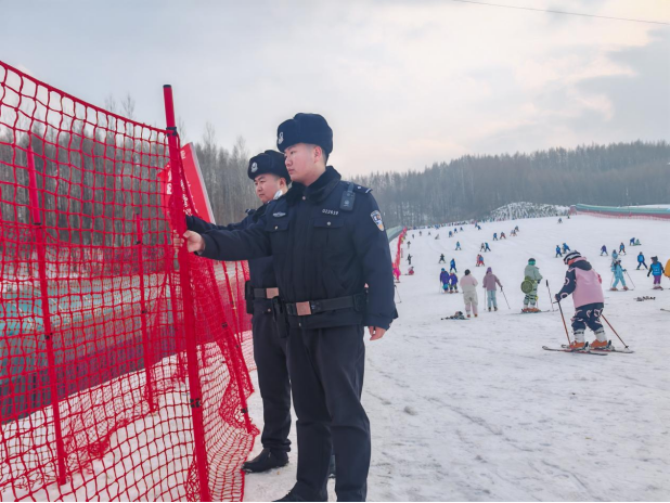 郑守鑫（右）在滑雪场排查安全隐患
