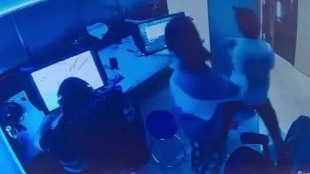 男子网吧打游戏，遭陌生女子骚扰猥亵