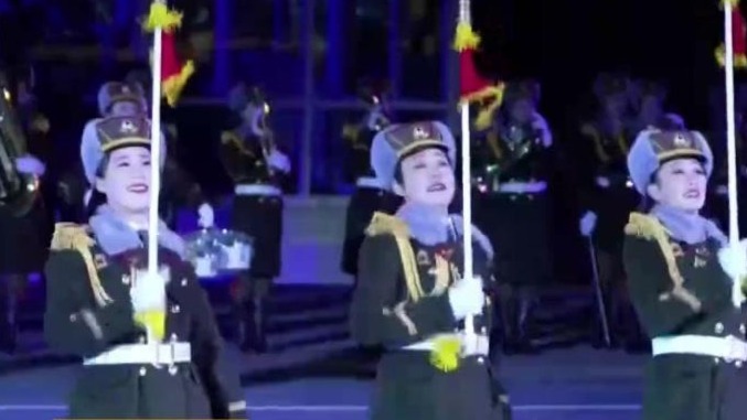 现场画面：朝鲜举行大型阅兵式，女兵展示剑术、花枪