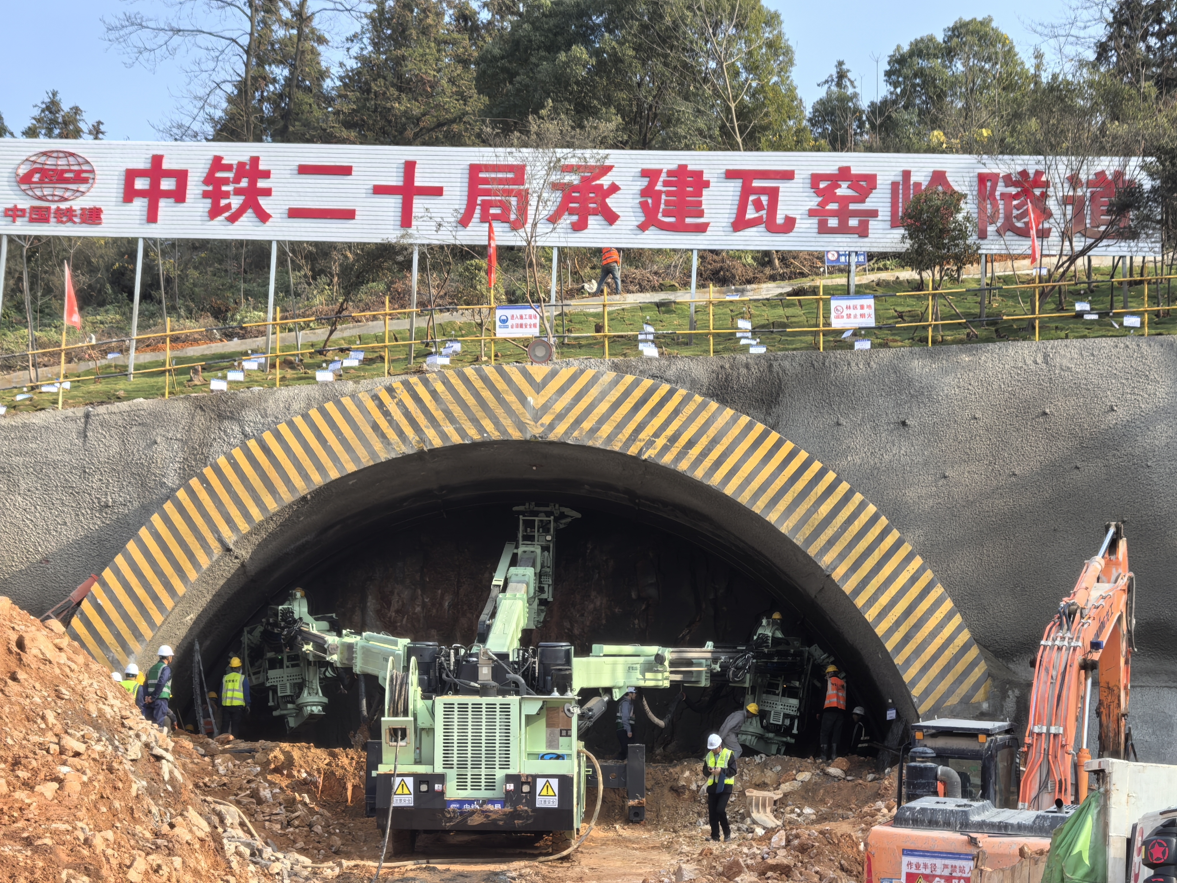 长赣高铁瓦窑岭隧道建设现场一片繁忙